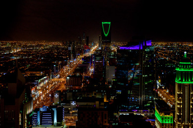احتفالات اليوم الوطني في مدينة الرياض, المملكة العربية السعودية, لقطة جوية لمدينة الرياض, برج المملكة, أفق برج المملكة في اليوم الوطني, موسم الرياض, اليوم الوطني السعودي, أبراج الرياض