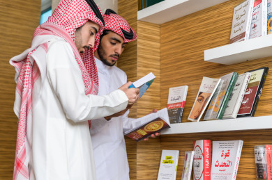 شابان سعوديان مثقفان يقضيان وقتهما في المكتبة و يقرأن الكتب ، قراءه كتب ،  الدراسة في المكتبة