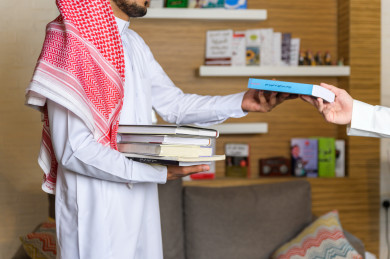 شابان سعوديان مثقفان يقضيان وقتهما في المكتبة و يقرأن الكتب ، قراءه كتب ،  الدراسة في المكتبة