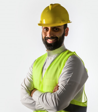 بورتريه مهندس سعودي ماهر محترف في التخطيط ، رجل مهندس خليجي ، خلفية بيضاء