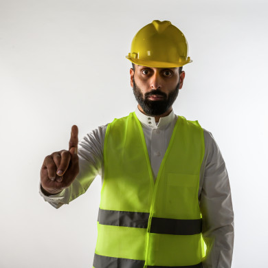 بورتريه مهندس سعودي ماهر محترف في التخطيط ، رجل مهندس خليجي ، خلفية بيضاء