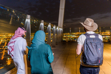 مجموعة من الأِشخاص في زياره رائعة في اعلى برج الفيصلية ، ناطحات السحاب بمدينة الرياض في المملكة العربية السعودي , برج المملكة, أفق برج المملكة في اليوم الوطني, موسم الرياض, اليوم الوطني السعودي, أبراج الرياض