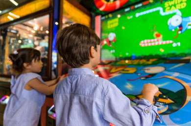 طفلان سعوديان في مدينة الألعاب ، يلعبان العديد من الألعاب الالكترونية المتنوعة و المسلية  ، قضاء اوقات رائعة في مدينة الملاهي ، العاب الكترونية ، التسلية و الترفيه ، الترفيه في العطلة الصيفية