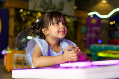 طفلة سعودية في مدينة الألعاب ، تلعب العديد من الألعاب الالكترونية المتنوعة  ، قضاء اوقات رائعة في مدينة الملاهي ، العاب الكترونية ، التسلية و الترفيه ، الترفيه في العطلة الصيفية