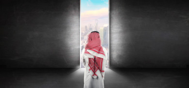 رجل عربي خليجي سعودي ، يرتدي الثوب السعودي، ينظر الى مدينة الرياض ، الابراج وناطحات السحاب ، معالم مدينة الرياض ، المدينة الحديثة المتطورة 