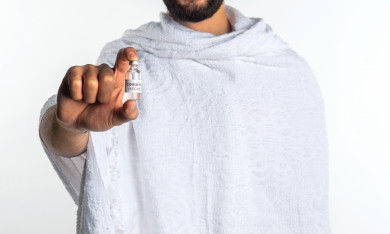 بورتريه لرجل مسلم عربي سعودي خليجي بلباس الاحرام ،  اتباع تعليمات و شروط الحج لعام 2021 ، اخذ جرعة اللقاح الآمنة ، التطعيم الأمن لكوفيد 19  ، فريضة الحج ، خلفية بيضاء