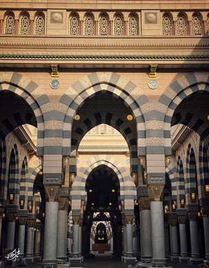 بوابات مدخل المسجد النبوي ثاني أقدس مسجد في الاسلام في المدينة المنورة ، التصميم الداخلي للمسجد النبوي الشريف ، جمال الفن الاسلامي على الأعمدة الخرسانية ، المملكة العربية السعودية