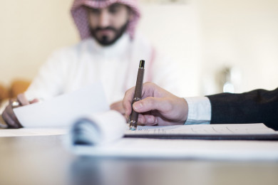 اجتماع رجال اعمال لتوقيع عقد شراكة , شركة سعودية خليجية , بيئة عمل 