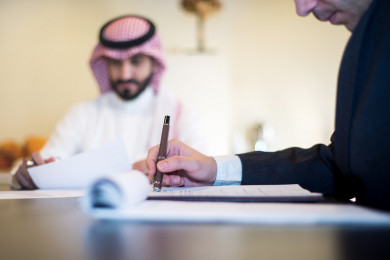 اجتماع رجال اعمال لتوقيع عقد شراكة , شركة سعودية خليجية , بيئة عمل 