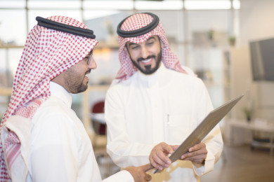 رجال اعمال سعوديين شركاء مع عقد عمل جديد . شركة سعودية ، زملاء عمل ، عقد شراكة ، بيئة عمل 