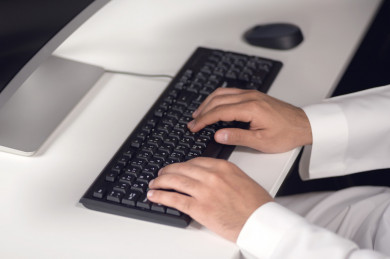 مكتب موظفين في بيئة عمل سعودي  , ادخال بيانات  على أجهزة الكمبيوتر