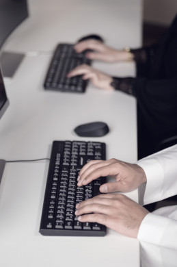 مكتب موظفين في بيئة عمل سعودي  , ادخال بيانات  على أجهزة الكمبيوتر
