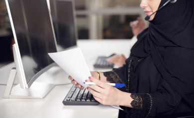 بيئة عمل لموظفي الدعم الفني ,  موظفة شابة سعودية , ادخال بيانات على جهاز الكمبيوتر