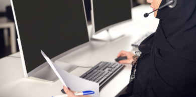 بيئة عمل لموظفي الدعم الفني ,  موظفة شابة سعودية , ادخال بيانات على جهاز الكمبيوتر