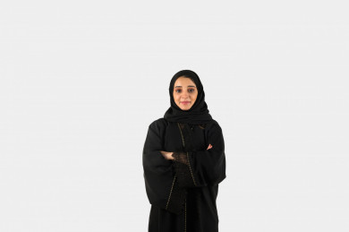 بورتريه مرأة سعودية عربية خليجية , محجبة بخلفية بيضاء