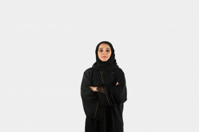بورتريه مرأة سعودية عربية خليجية , محجبة بخلفية بيضاء