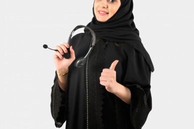 بورتريه مرأة سعودية خليجية, مع سماعات رأس صوتية , بخلفية بيضاء