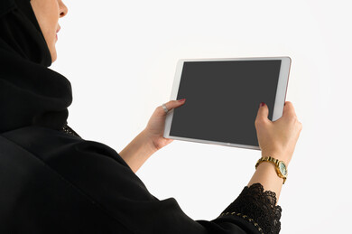 بورتريه مرأة سعودية خليجية, استخدام جهاز لوحي تابلت بخلفية بيضاء