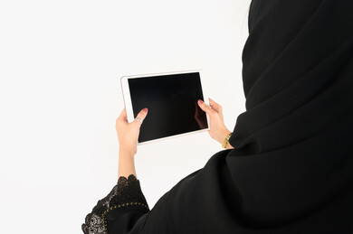 بورتريه مرأة سعودية خليجية, استخدام جهاز لوحي تابلت بخلفية بيضاء