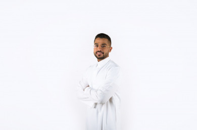 بورتريه رجل سعودي عربي خليجي ,جلسة تصوير بخلفية بيضاء