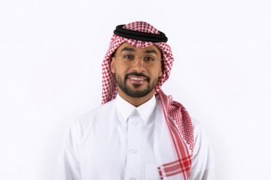 بورتريه رجل سعودي عربي خليجي , لبس سعودي تقليدي ، بخلفية بيضاء