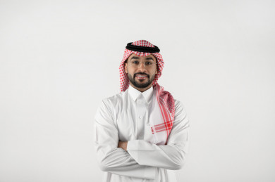 بورتريه رجل سعودي عربي خليجي , لبس سعودي تقليدي ، بخلفية بيضاء