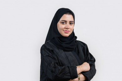 صورة بورترية لفتاة سعودية تنظر للكاميرا 