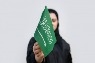 بورترية لشابة سعودية تمسك علم المملكة العربية السعودية , اليوم الوطني السعودي 