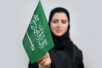 بورترية لشابة سعودية تمسك علم المملكة العربية السعودية , اليوم الوطني السعودي 