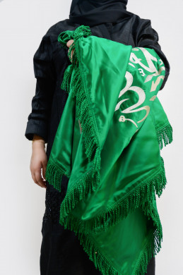 شابة سعودية محجبة تمسك علم المملكة العربية السعودية 