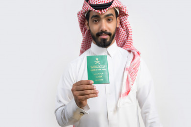 شاب سعودي يحمل جواز السفر السعودي , يوم الوطني 