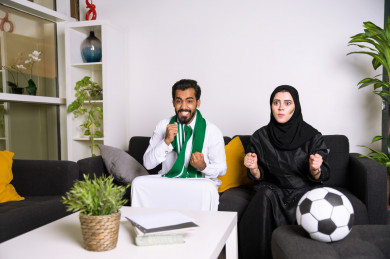 زوجان سعوديان يشاهدان مباراه للدوري السعودي ، كلاهما يشجعان فريق الاهلي و فريق السعودية