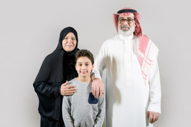 بورتريه عائلة سعودية مكونة من جد و جدة كبار في السن و طفل