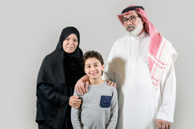 بورتريه عائلة سعودية مكونة من جد و جدة كبار في السن و طفل