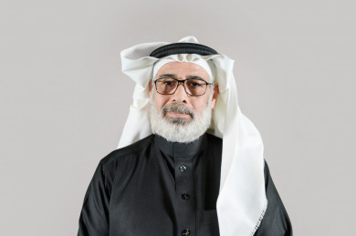 بورتريه رجل سعودي كبير بالسن يرتدي ثوب أسود مع غترة وعقال بخلفية بيضاء