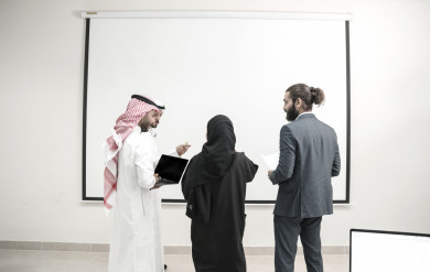 مجموعة طلاب سعوديين  في المحاضرة  ، الشرح لفريق العمل  ، اجتماع عمل ، ادخال بيانات على الكمبيوتر المحمول ، فريق سعودي خليجي ، طلاب في الجامعة ، اجتماع لطلبة سعوديين ، متدربة ، متدرب ، تعليم جامعي ، مشروع جامعي ، فريق طلاب ، كتابة على ورق