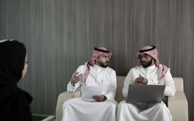 اجتماع رجال الاعمال السعوديون الخليجيون مع سيدة اعمال سعودية خليجية ، يتحدثون عن الأعمال ، اجتماع فريق عمل ، شركة سعودية ، بيئة العمل ،