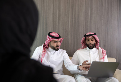 اجتماع رجال الاعمال السعوديون الخليجيون مع سيدة اعمال سعودية خليجية ، يتحدثون عن الأعمال ، اجتماع فريق عمل ، شركة سعودية ، بيئة العمل ،