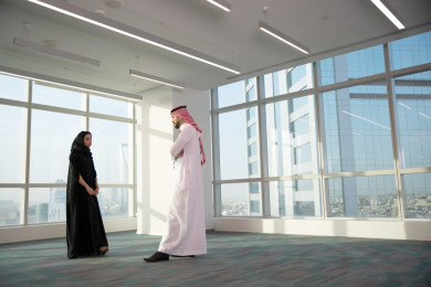 رجل وسيدة أعمال سعوديين خليجيين في مقر الشركة ، شركاء عمل ، شركة سعودية ، بيئة العمل