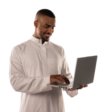 بورتريه لشاب أسمر عربي خليجي سعودي يحمل بيده جهاز حاسوب محمول، انجاز مهام من خلال الحاسوب المحمول، العمل عن بعد، أجهزة تقنية حديثة، استخدام تقنيات حديثة، بشرة سمراء، خلفية بيضاء