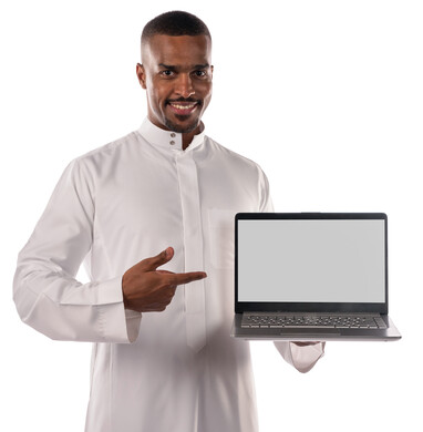 بورتريه لشاب عربي خليجي سعودي يشير باصبع السبابة نحو الجهاز المحمول، شاشة بيضاء مفرغة، تسويق رقمي الكتروني، استخدام تقنيات حديثة، اعلانات، بشرة سمراء، خلفية بيضاء