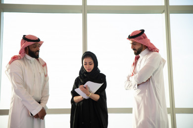 رجلان أعمال سعوديين خليجيان ينظمان للإجتماع مع السكرتيرة التي تقوم بتسجيل الملاحظات ، شركاء عمل