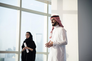 رجل وسيدة أعمال سعوديين خليجيين في مقر الشركة ، شركاء عمل ، شركة سعودية ، بيئة العمل