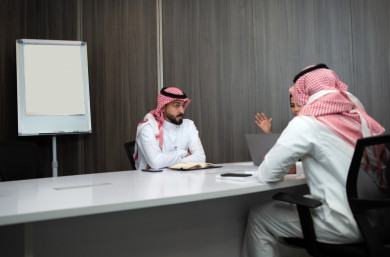 اجتماع  لفريق عمل سعودي خليجي في المكتب لتقديم الأفكار ، فريق العمل يستمع لأفكار الاستثمارات  ، شركة سعودية ، بيئة عمل