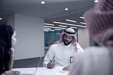 رجال اعمال وسيدة اعمال خليجيين سعوديين في اجتماع ، اجتماع عمل في المكتب ، شركة سعودية ، بيئة عمل ، بالأبيض و الأسود
