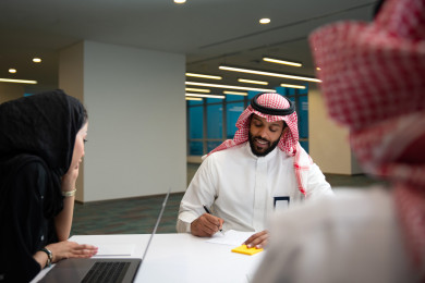 رجال اعمال وسيدة اعمال خليجيين سعوديين في اجتماع ، اجتماع عمل في المكتب ، شركة سعودية ، بيئة عمل
