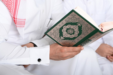 أب سعودي يقرأ القرآن مع إبنه 