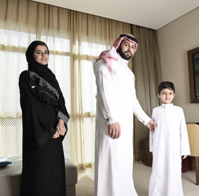 عائلة سعودية صغيرة في المنزل 