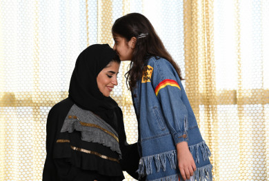 طفلة سعودية تقبل رأس الأم 