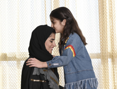 طفلة سعودية تقبل رأس الأم 